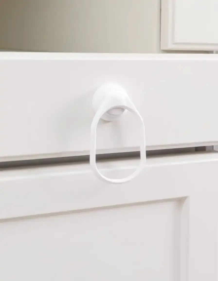 Support pour sac poubelle cuisine fixé sur une porte de placard