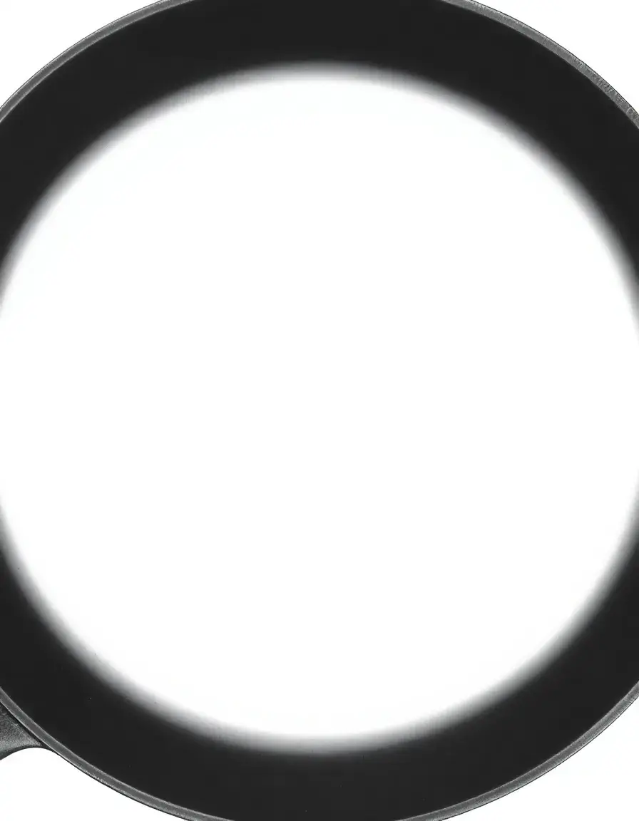 Poêle antiadhésive noire avec manche ergonomique sur fond blanc