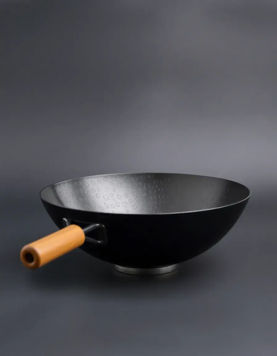 Wok en acier carbone avec manche en bois traditionnel