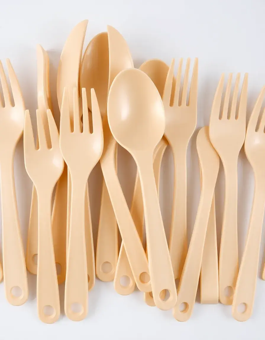 Set d'ustensiles de cuisine neutres en plastique beige