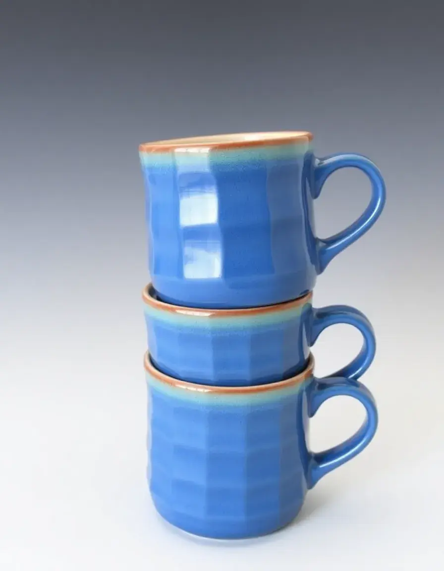 Service de 4 mugs en céramique bleue empilables