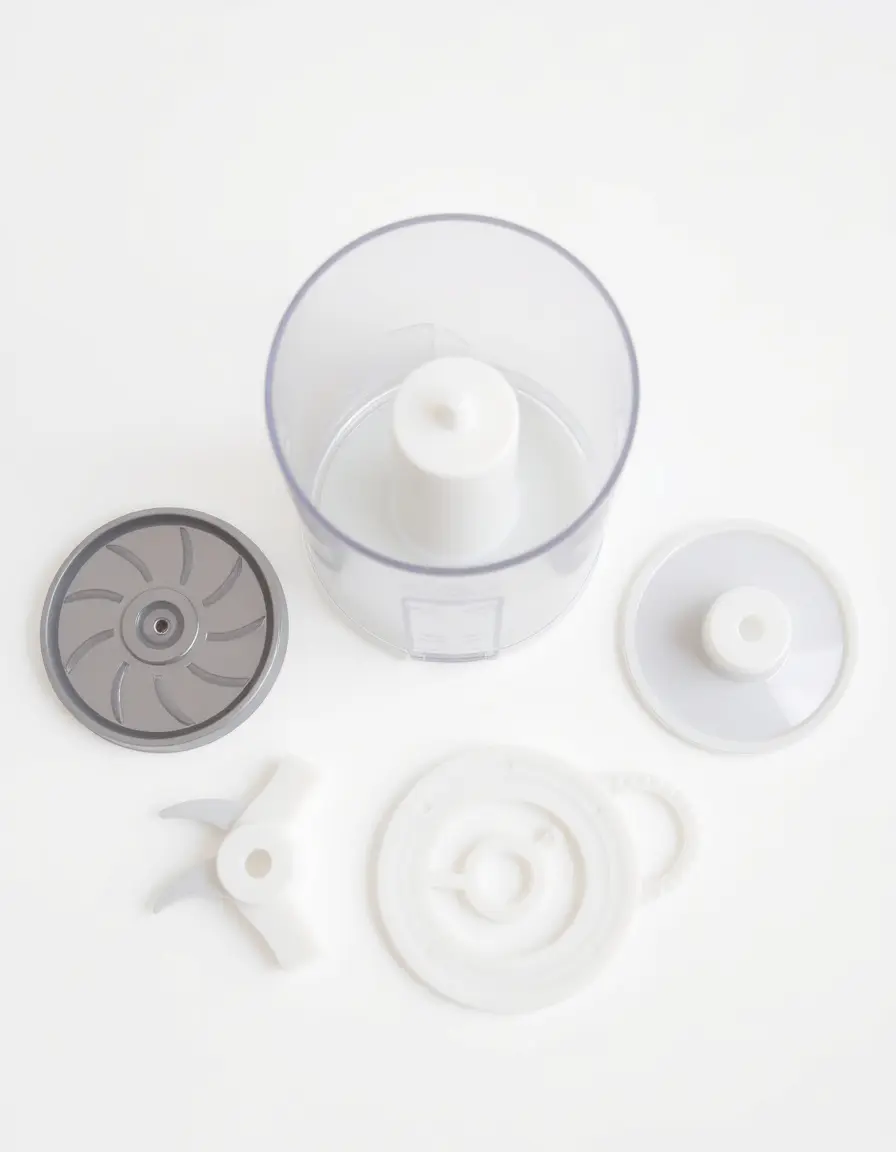 Ensemble d'accessoires pour robot culinaire dans une cuisine fonctionnelle