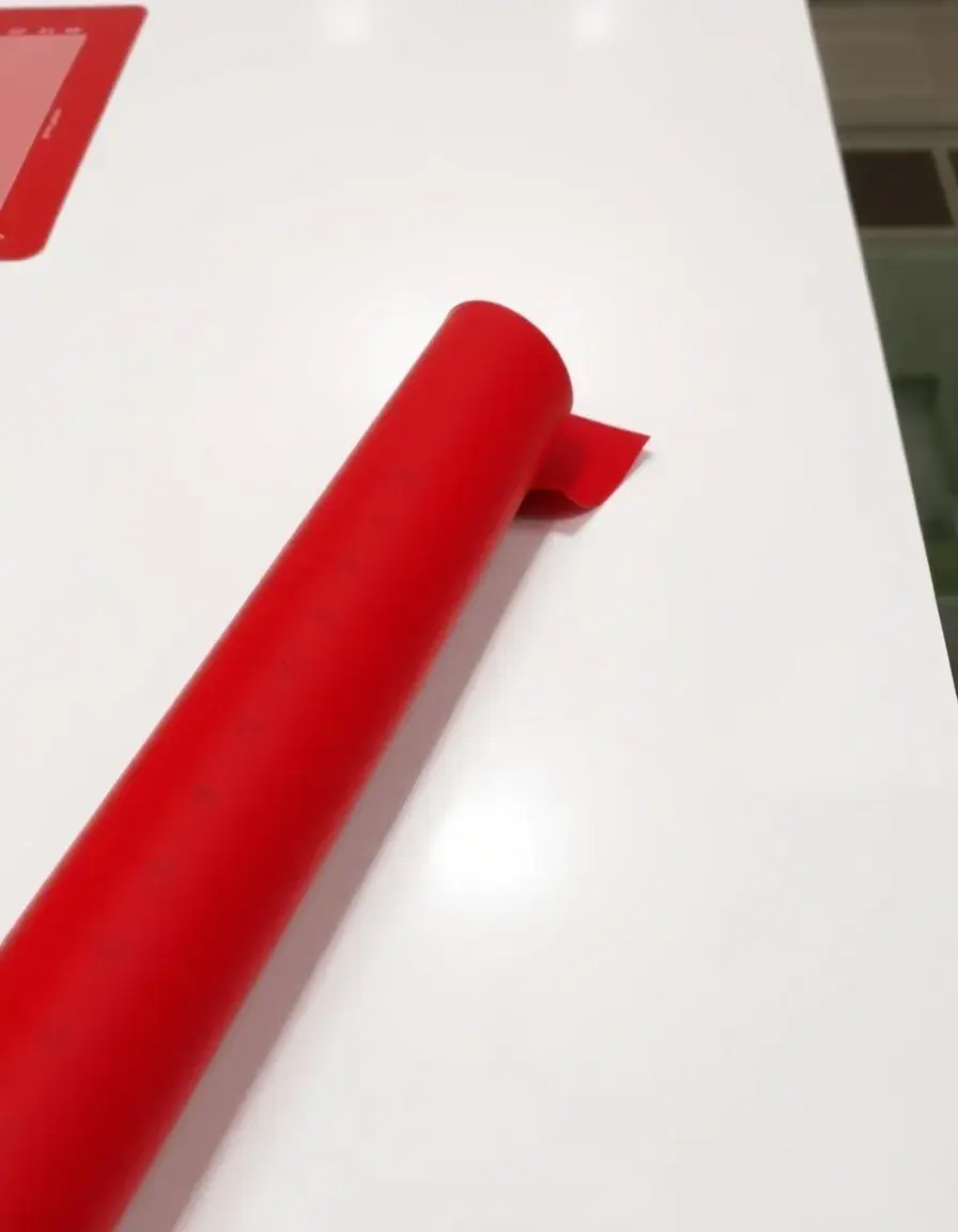 Tapis de cuisson en silicone rouge avec graduations