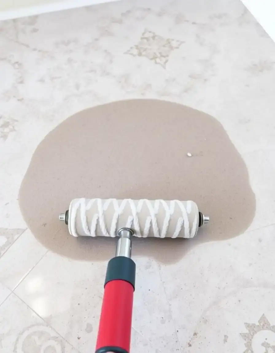 Applicateur à rouleau pour scellant de joints carrelage