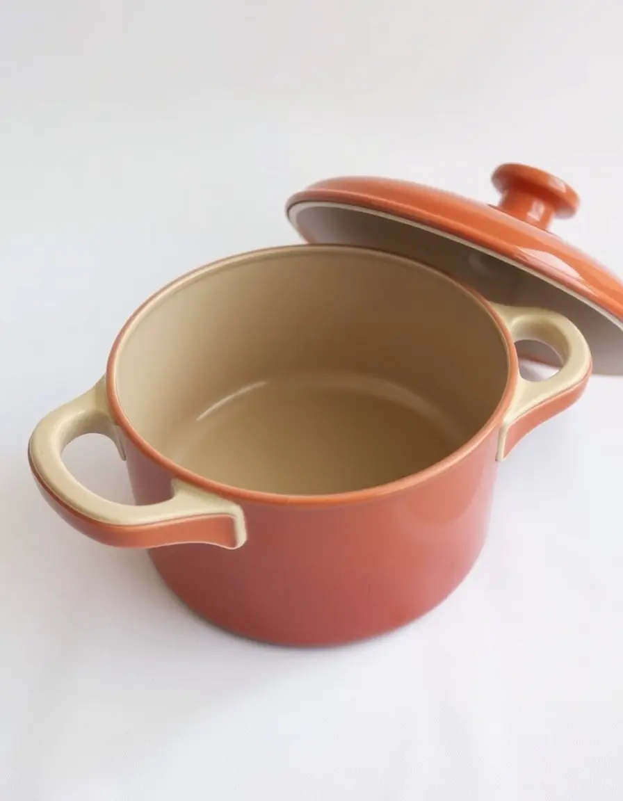 Petite cocotte en céramique avec couvercle pour braiser les légumes