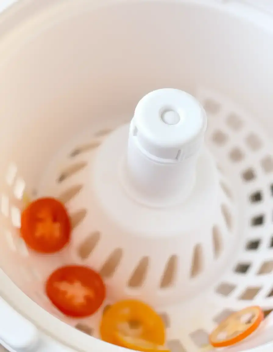 Essoreuse à salade robuste pour préparer des salades d'été croustillantes