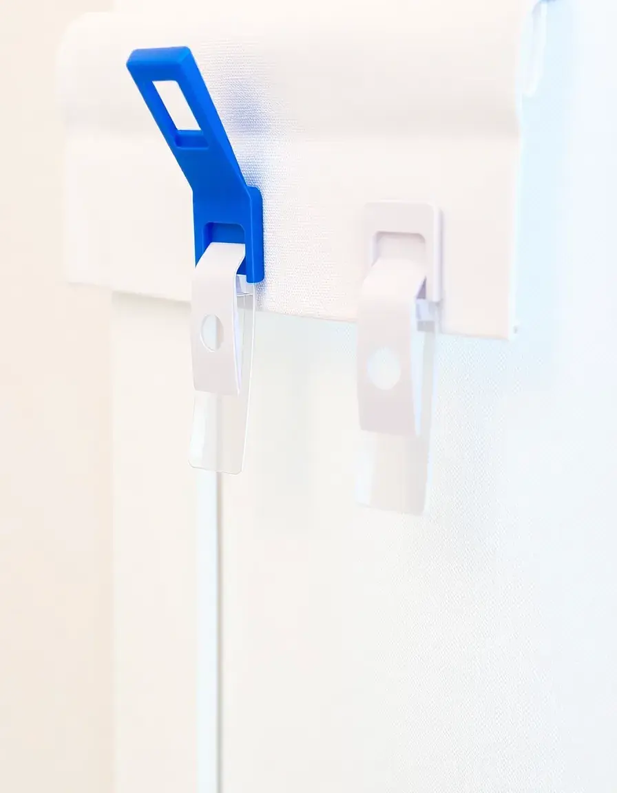 Clips de fixation pour cantonnières de rideaux