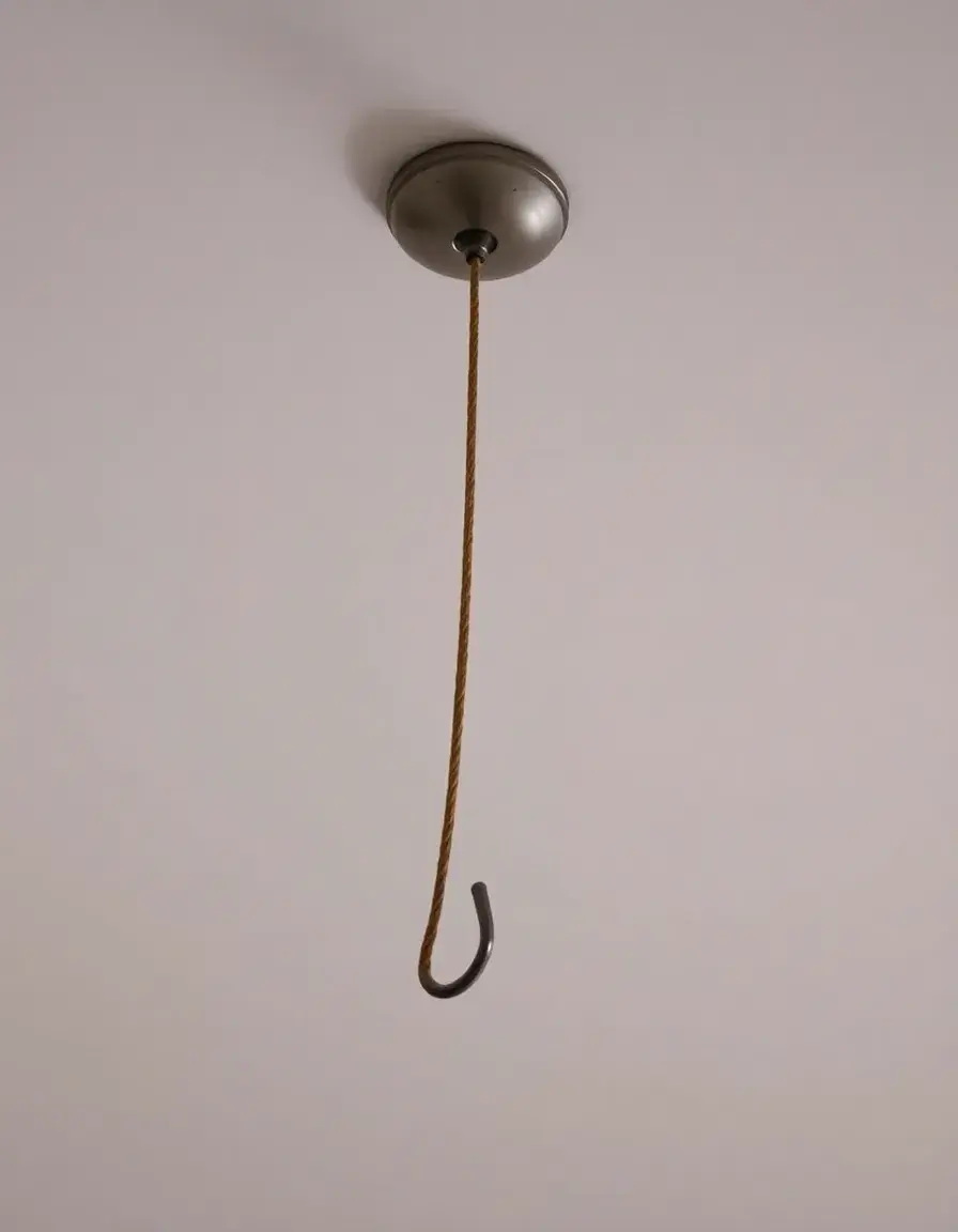 Crochet de plafond pour suspension d'ustensiles au-dessus de l'îlot