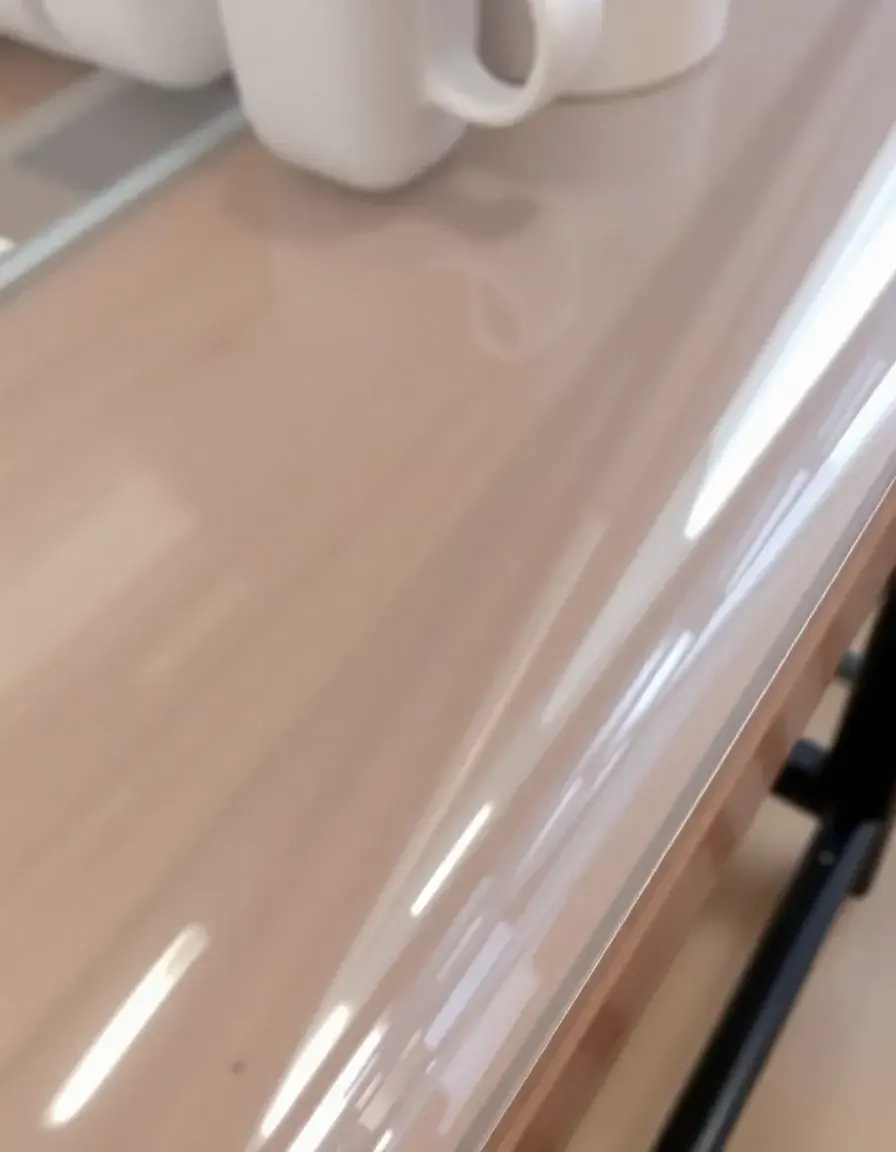 Film de protection transparent pour meubles de cuisine